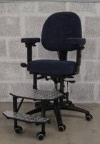 werk- en bureaustoel met aangepaste voetensteun