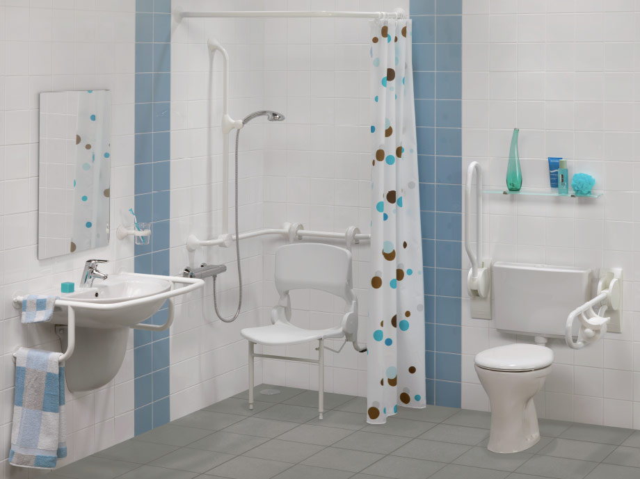 inloopdouche met een douchezit en een gordijn en daarnaast een verhoogd toilet met beugels